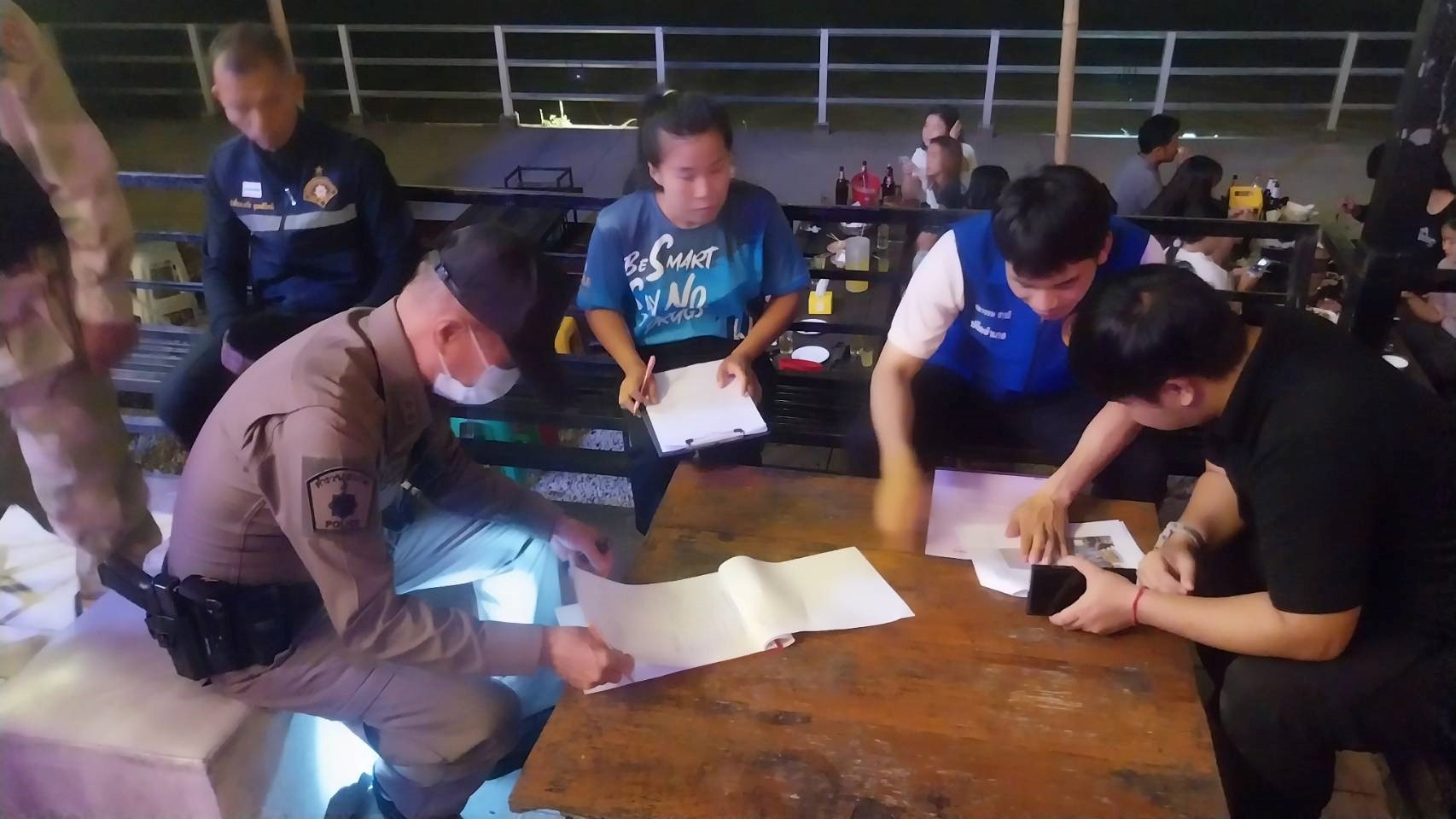 วันที่ 11 ตุลาคม 2567 เวลา 21.00 น. ร.ต.ท.ณัชพล กิจสว่าง รอง สว.(ป.)สภ.แม่สะเรียง (ร้อยเวร 20) พร้อม 201 ข่ายสายตรวจรถยนต์รถจักรยานยนต์ ร่วมกับ เจ้าหน้าที่ฝ่ายปกครอง เทศบาลตำบลแม่สะเรียง และเจ้าหน้าที่สาธารณสุขตรวจสถานบริการและได้มีการกำชับเรื่องการปิดให้ตรงเวลาและห้ามบุคคลที่มีอายุต่ำกว่า 20 ปีเข้ามาใช้บริการ ให้แก่สถานบริการต่างๆ